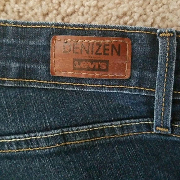 Women's Levi Jeans, size 2 - Picture 3 of 3
